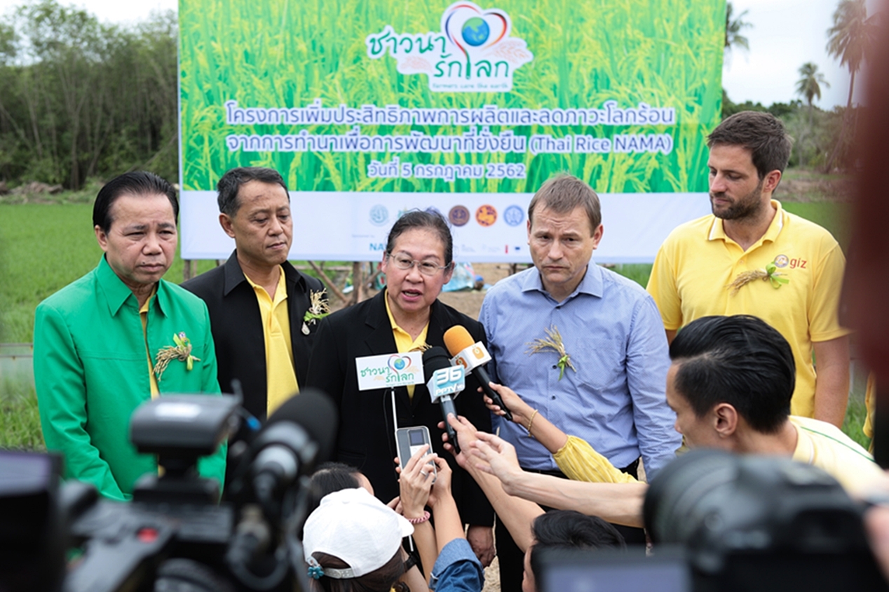 ‘ไทย ไรซ์ นามา’ ลงพื้นที่แนะนําเทคนิคปลูกข้าว เพิ่มรายได้ ลดต้นทุน ลดโลกร้อน แก่เกษตรกรในจังหวัดสุพรรณบุรี